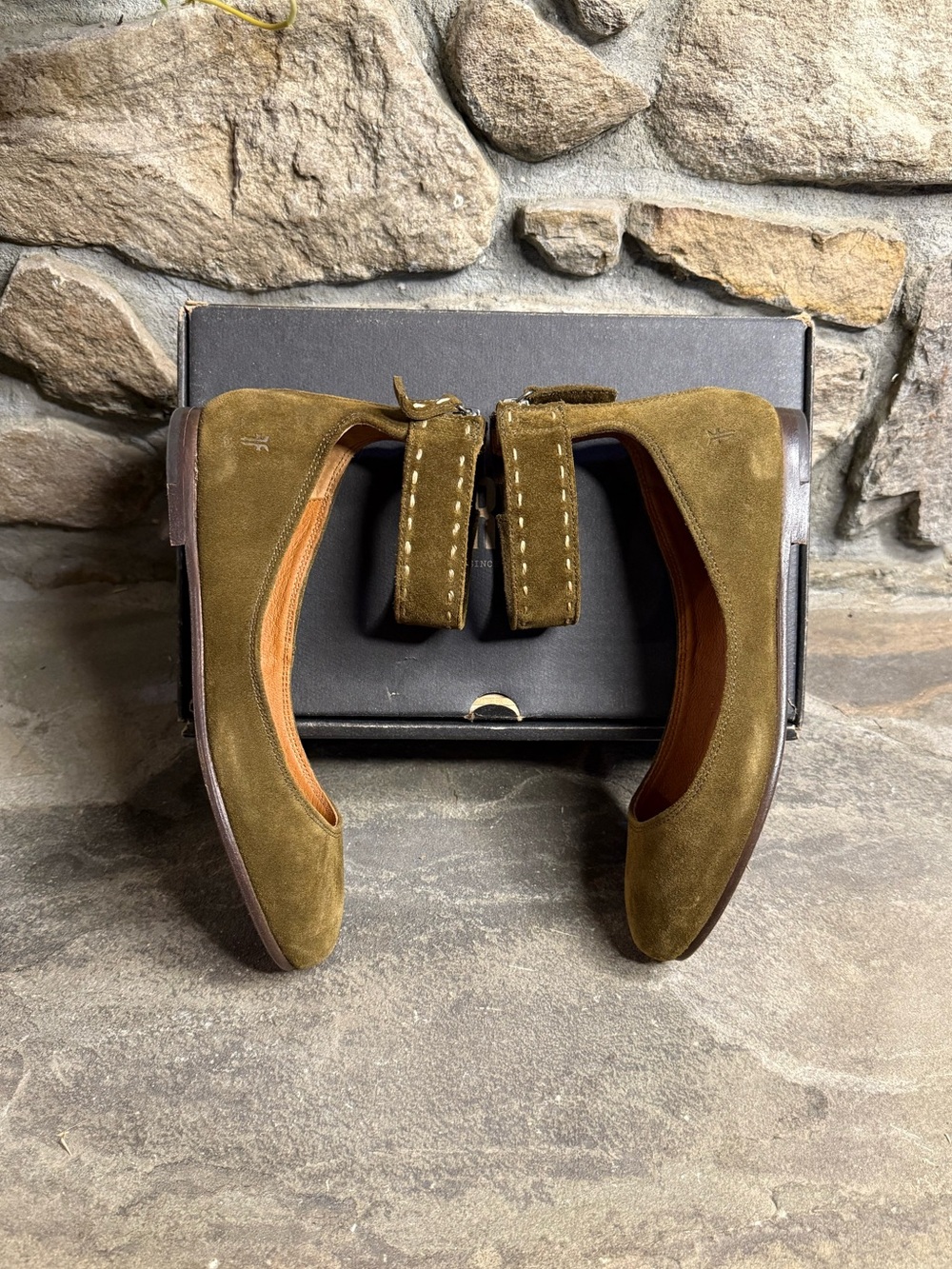 Frye Carson Flats - Picture 2 of 7